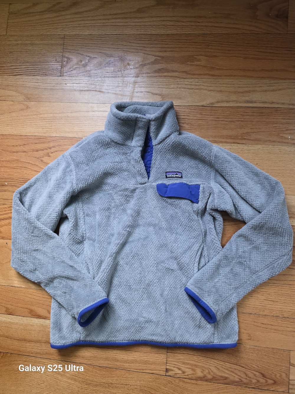 Patagonia Men’s Light Gray Fleece Pullover with Blue Trim